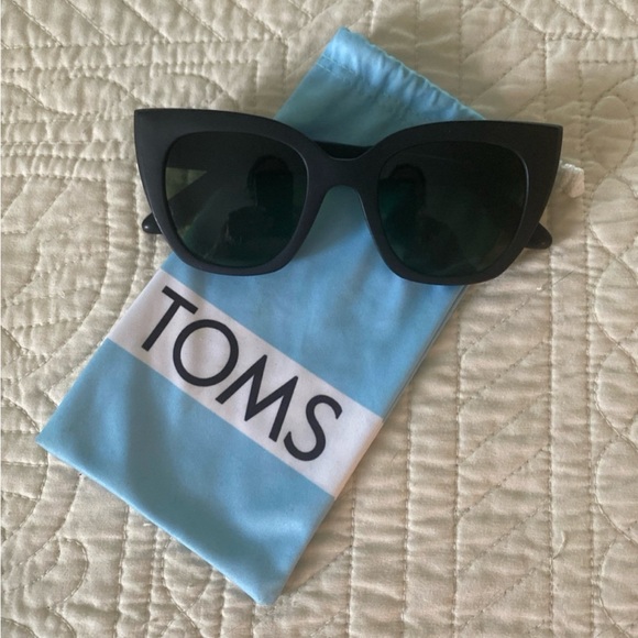 TOMS Traveler Collection Sunglasses – Black Frame - Picture 1 of 4